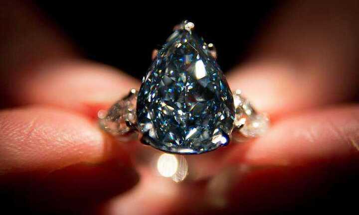 Cận cảnh viên kim cương xanh trong suốt không tì vết giá gần 800 tỷ đồng