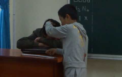 Thầy giáo bắt học sinh lớp 2 nhổ tóc bạc trong giờ học?