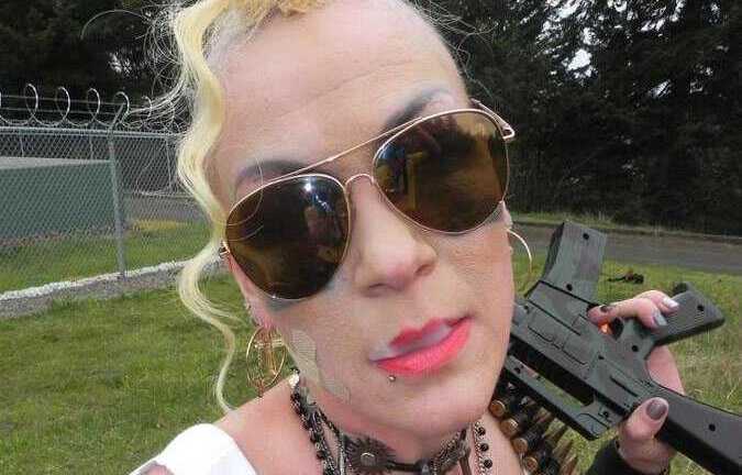 Cháu gái sống thác loạn của Stalin khiến những người Cộng sản Nga tức giận