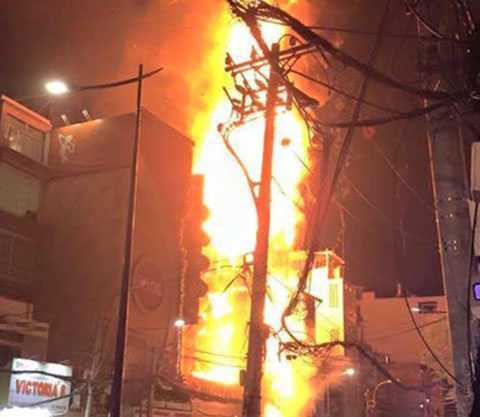 Cháy lớn quán karaoke, khách hoảng loạn kêu cứu