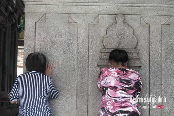 Lạ lùng chuyện người dân đến “úp mặt vào đá” để nguyện cầu