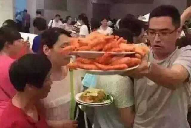 'Dậy sóng' clip du khách Trung Quốc 'càn quét' tiệc buffet tại Thái Lan