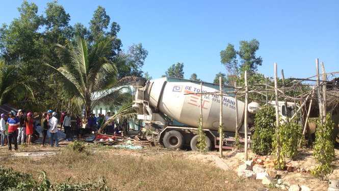 Xe bồn lao vào nhà dân, 3 bố con thương vong