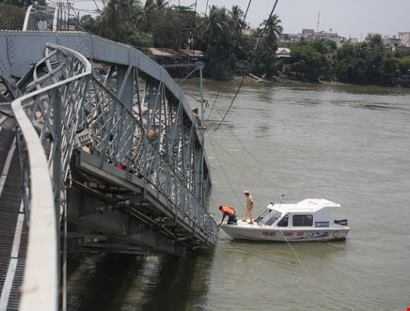 Sập cầu Ghềnh: Ai đã cứu đoàn tàu suýt lao xuống sông?