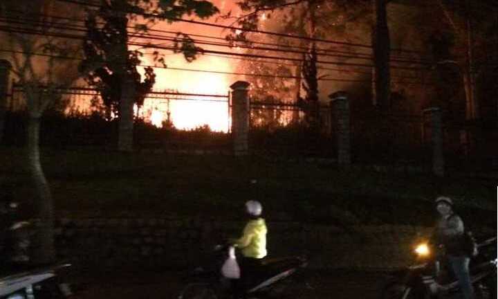 Clip: Cháy ngùn ngụt ở đại học Đà Lạt, người dân tụ tập đứng xem