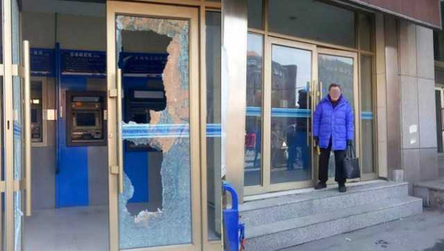 Cụ bà 88 tuổi 'hổ báo' đập tan cây ATM khi chồng không rút được tiền