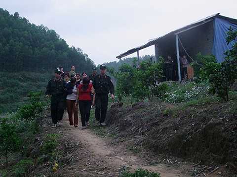 Đột kích sới bạc trên đỉnh núi, bắt gần 50 con bạc ở Hà Giang