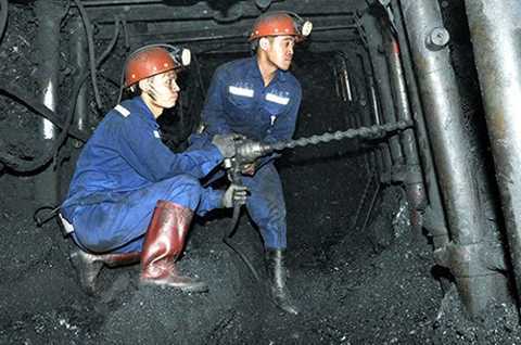 Những nghề cược mạng như cưa bom ở Việt Nam