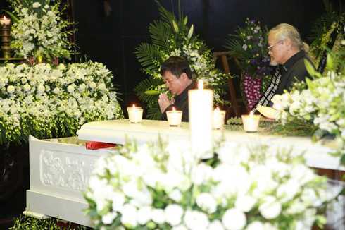 Nghệ sĩ Trần Bình, Đỗ Hồng Quân đến từ sớm tiễn đưa nhạc sĩ Thanh Tùng