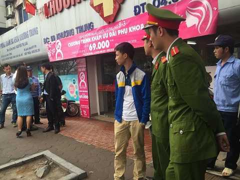 Bị 'mời' về đồn công an vì chụp ảnh biển hiệu phòng khám