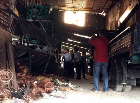 Hàng trăm mâm giàn giáo đổ sập đè 3 người thương vong