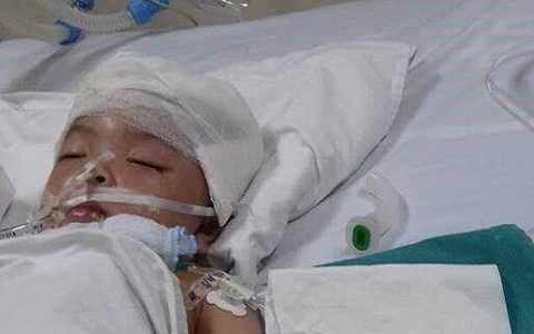 Bị kẹt thành giường, bé gái ngạt thở, hôn mê