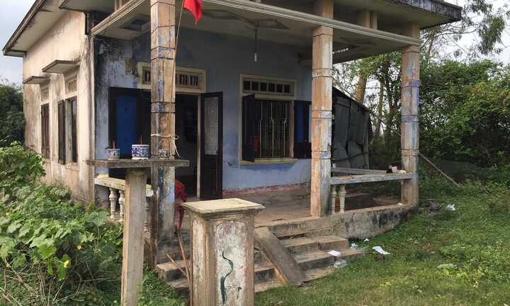 Bàng hoàng thấy em trai thoi thóp bên cạnh mẹ đã chết