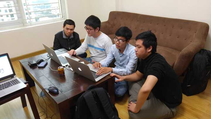 4 chàng trai ĐH Công nghệ làm phần mềm giúp cha mẹ quản lý tiêm chủng