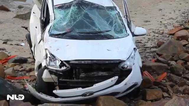 Clip: Taxi lao thẳng xuống biển, 2 người trọng thương