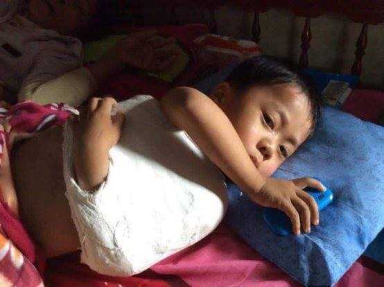 Rớt nước mắt cảnh bé trai 3 tuổi hoảng loạn gọi bố mẹ hằng đêm