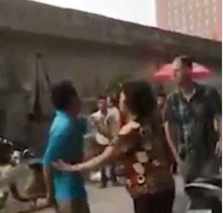 Chồng đánh vợ, chửi khách tây giữa phố: 'Ta phải thấy xấu hổ, nhục nhã'