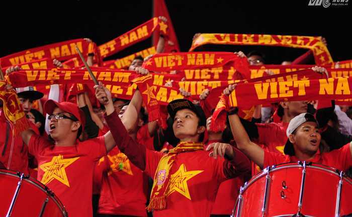 Video: CĐV Việt Nam hát vang 'Đường đến ngày vinh quang' tưởng nhớ Trần Lập