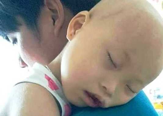 Người mẹ đau đớn, bất lực nhìn con 3 tuổi giành giật sự sống