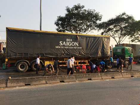 Hàng trăm chai bia vỡ tung toé khắp đường, người Sài Gòn xúm vào dọn giúp