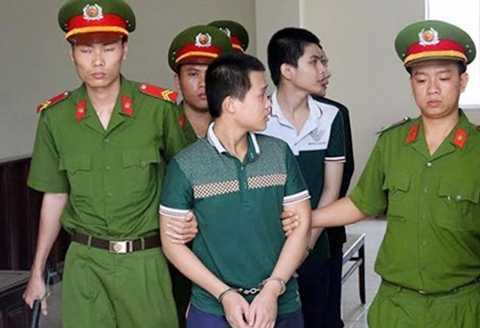 Thiếu nữ bị bạn trai chuốc say rồi cưỡng hiếp tập thể