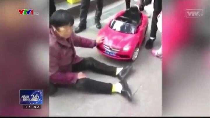 Clip: Lăn ra ăn vạ, đòi bồi thường vì bị...ôtô đồ chơi đâm