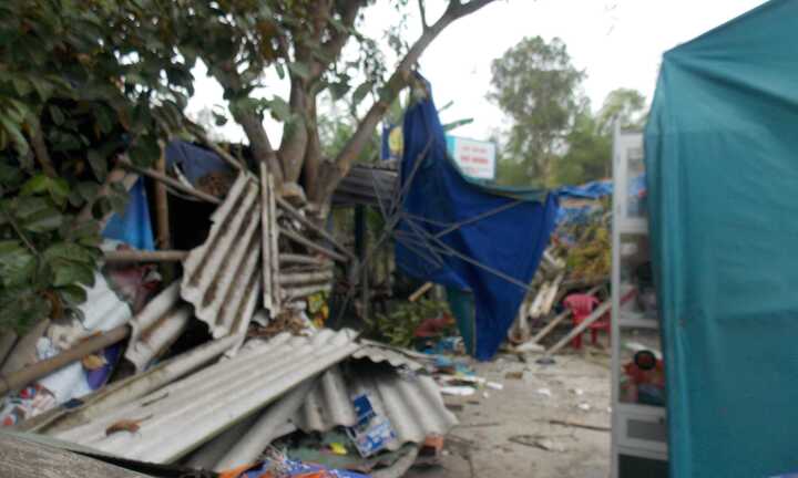 Xe khách mất lái đâm nát nhà dân