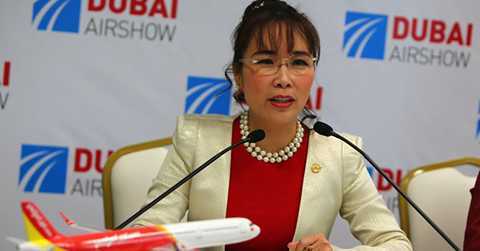 Nữ tỷ phú 'hàng không bikini' lên báo Nga