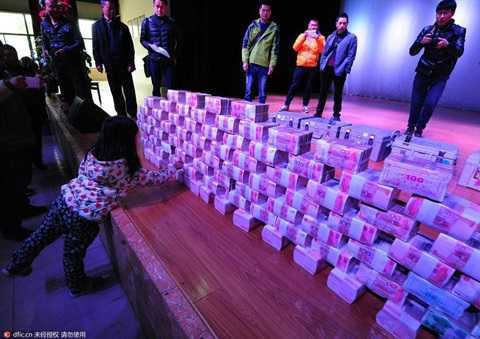 Xếp 34 tỷ đồng thành tường thưởng cho toàn bộ người dân