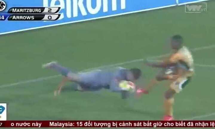 Clip: Pha ăn vạ ‘thô thiển’ bậc nhất lịch sử bóng đá