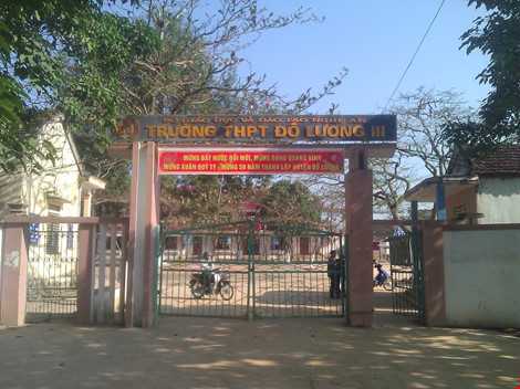 Nhóm thanh niên hành hung học sinh, hiệu phó ra can cũng bị đánh