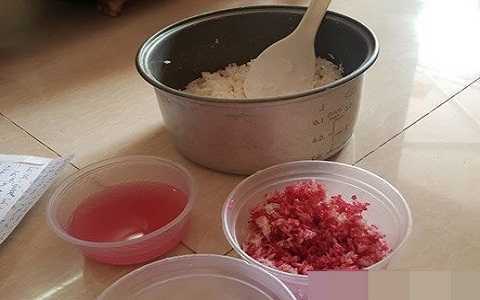 Thất kinh 'gạo lạ' nấu cơm biến thành màu đỏ như máu
