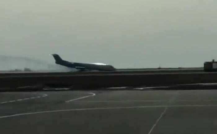 Video: Máy bay mất bánh trước vẫn hạ cánh ngoạn mục