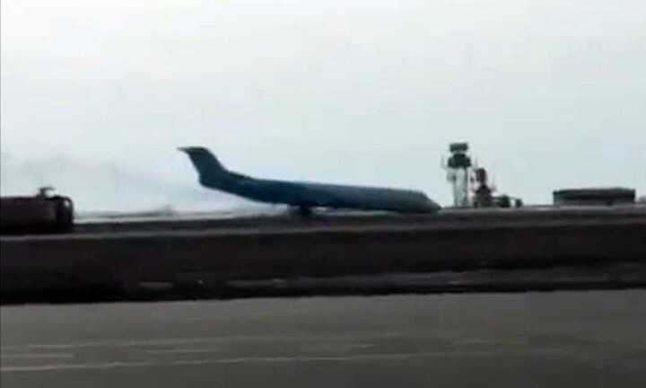 Clip: Không có bánh đáp, máy bay tiếp đất bằng… bụng