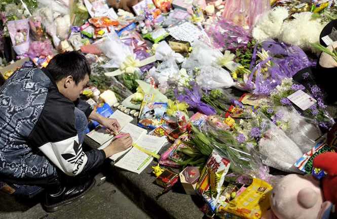 Video: Đám đông phẫn nộ tấn công kẻ chặt đầu bé gái 4 tuổi