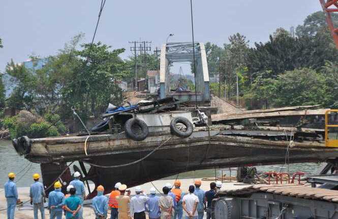 Ảnh: Đâm sập cầu Ghềnh, tàu đẩy sà lan vỡ nát dưới đáy sông