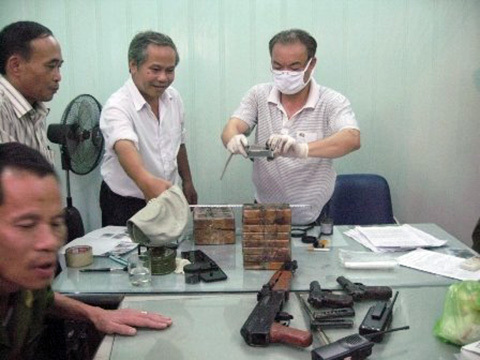 Hàng loạt trùm giang hồ đất Cảng bị bắt cùng ma túy và vũ khí nóng