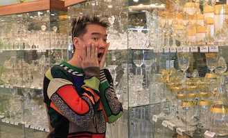 Đàm Vĩnh Hưng cầm hàng ngàn Euro tiền mặt đi sắm đồ Giáng Sinh