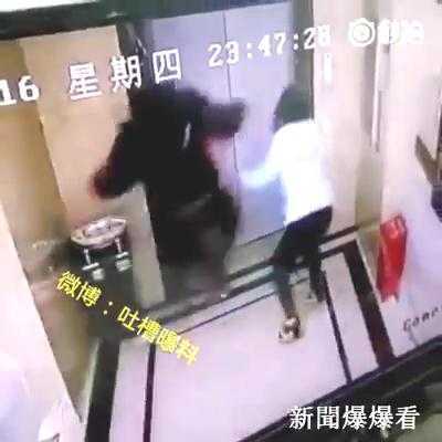 Clip: Nổi điên sút tung cửa thang máy và cái kết đắng