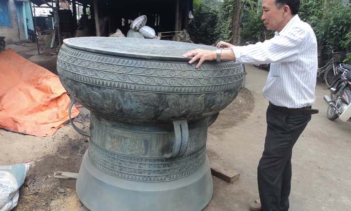 40 nghệ nhân đúc thành công 2 chiếc trống đồng 'khủng' nặng 1,4 tấn