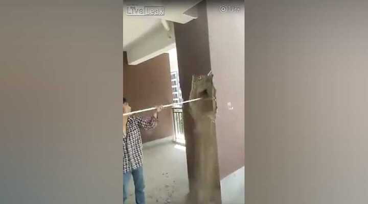 Trung Quốc: Kinh hoàng tường nhà mềm như đất, gậy xuyên dễ dàng