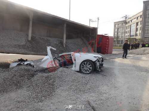 Clip: Xe tải chở 50 tấn sỏi đổ vùi chết 2 người trong ôtô con