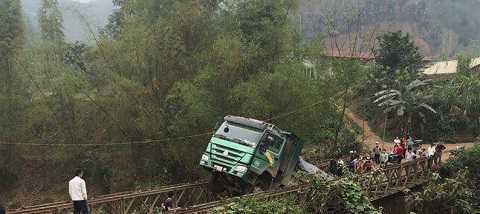 Sập cầu ở Yên Bái, xe tải treo lơ lửng trên cầu