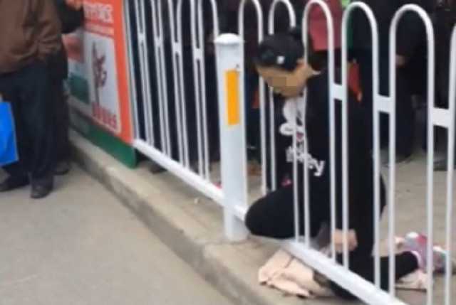 Bà bầu mang thai song sinh chết thảm vì kẹt cổ vào rào chắn