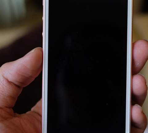 iPhone SE vàng hồng đầu tiên đã về Việt Nam