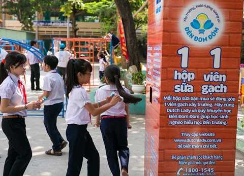 Chương trình '1 hộp sữa, 1 viên gạch' xây trường đèn đom đóm lần thứ 20