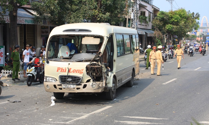 Xe đầu kéo tông nát đầu xe khách, hơn 20 hành khách hoảng loạn