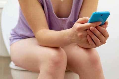 Mối nguy khi sử dụng điện thoại di động trong toilet