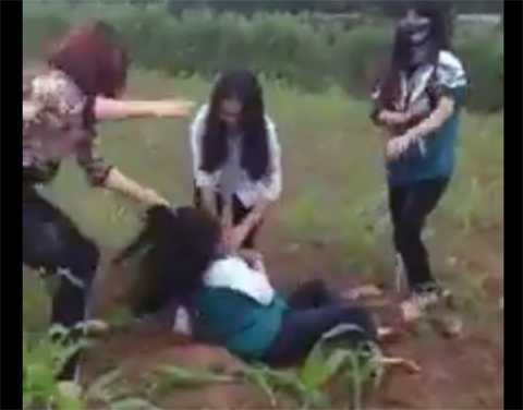 Phẫn nộ clip nữ sinh bị đánh hội đồng dã man, nhiều người đứng cổ vũ reo hò