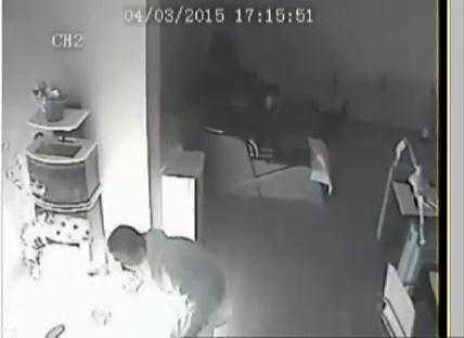 Clip: Châm lửa đốt vợ con man rợ, người gốc Việt ở Anh lĩnh 22 năm tù